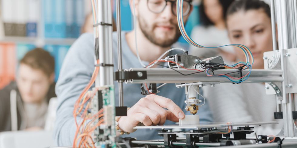 Ingenieurstudenten mit 3D-Drucker im Labor, Technik und Lernkonzept