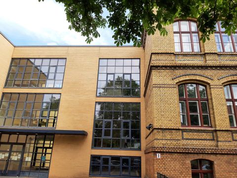 Bildvergrößerung: Grundschule unter den Kastanien - Übergang Neubau/Altbau mit sanierten Altbaufenstern - 27.05.2021