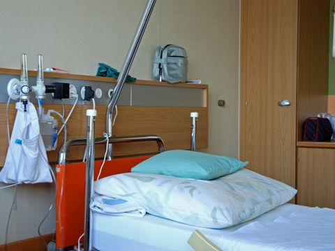 Ein Krankenbett in einem Krankenzimmer 