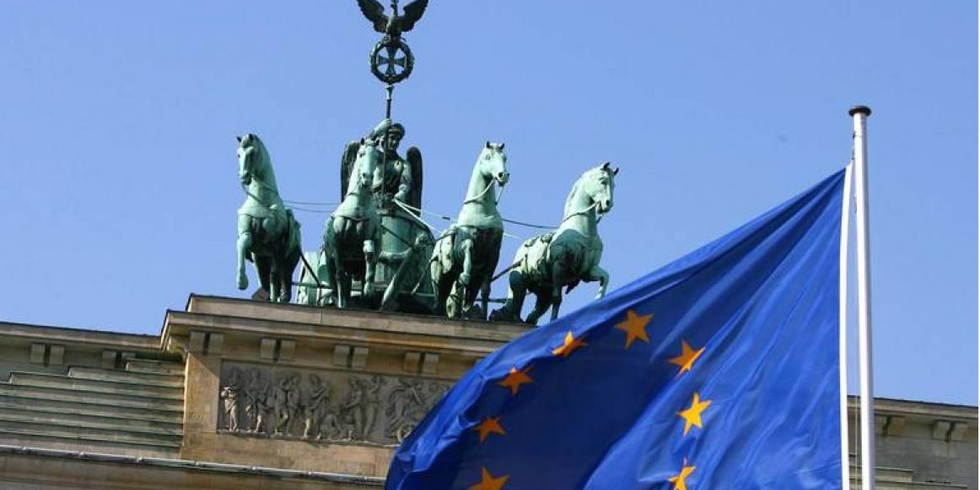Die Europaflagge vor dem Brandenburger Tor.