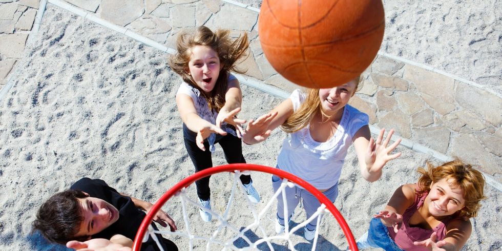 Jugendliche spielen Basketball