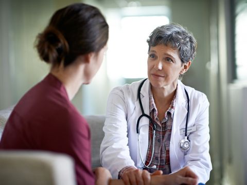 Ärztin im Gespräch mit einer Patientin