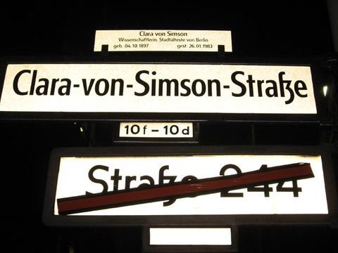 Clara-von-Simson-Straße, Enthüllung des Schildes am 20.11.2007, Foto: Bezirksamt