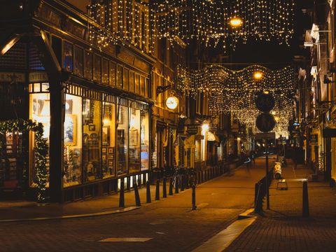 Blick auf eine weihnachtlich dekorierten Einkaufsstraße.