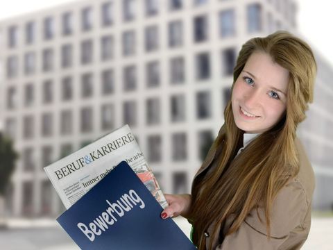 Eine junge Frau hält Bewerbungsunterlagen in der Hand
