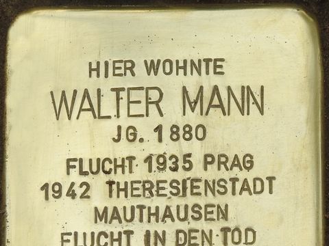 Bildvergrößerung: Stolperstein Walter Mann, Mommsenstraße 54