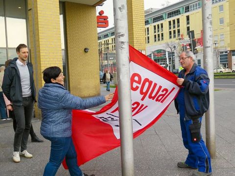Equal-Pay-Day 2020 - Bezirksbürgermeisterin Dagmar Pohle beim Hissen der Fahne