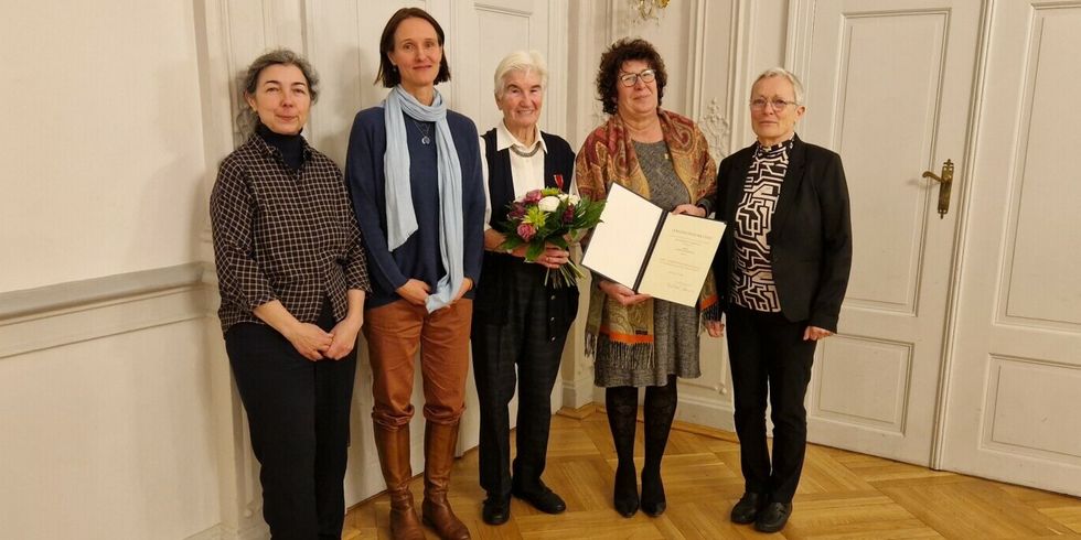Almuth Badewitz (mittig) zusammen mit Bezirksbürgermeisterin Maren Schellenberg und einigen ihrer Wegbegleiterinnen