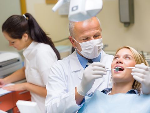 Untersuchung in einer Zahnarztpraxis