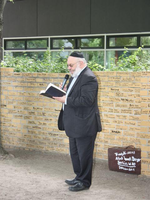 Bildvergrößerung: Rabbiner Walter Rotschild spricht das Kaddisch. 