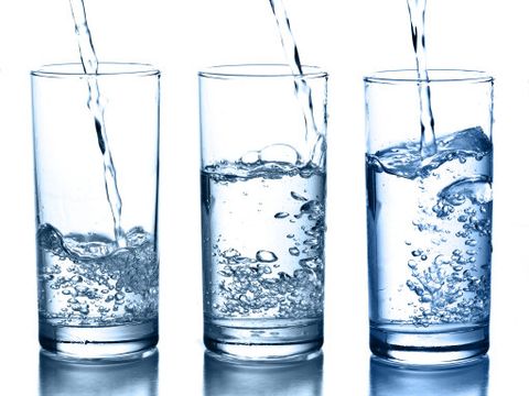 drei Gläser mit Wasser