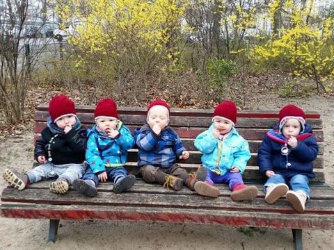 Kleinkinder sitzen auf einer Parkbank