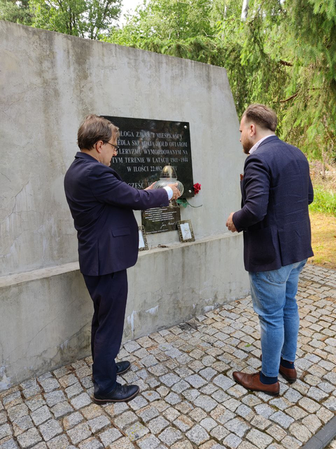 Bezirksstadtrat Karnetzki (links) und BVV-Verordneter Cywinski (rechts) an der Gedenkstätte zur Erinnerung an die jüdischen Opfer des Lagers Poniatowa