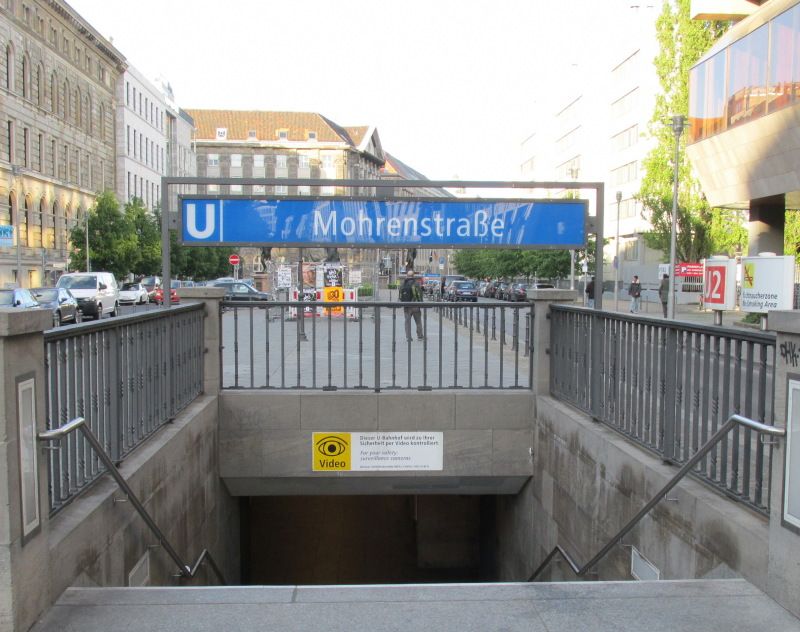 Die M*straße heute, Blick auf den gleichnamigen U-Bahnhof und die Straße.