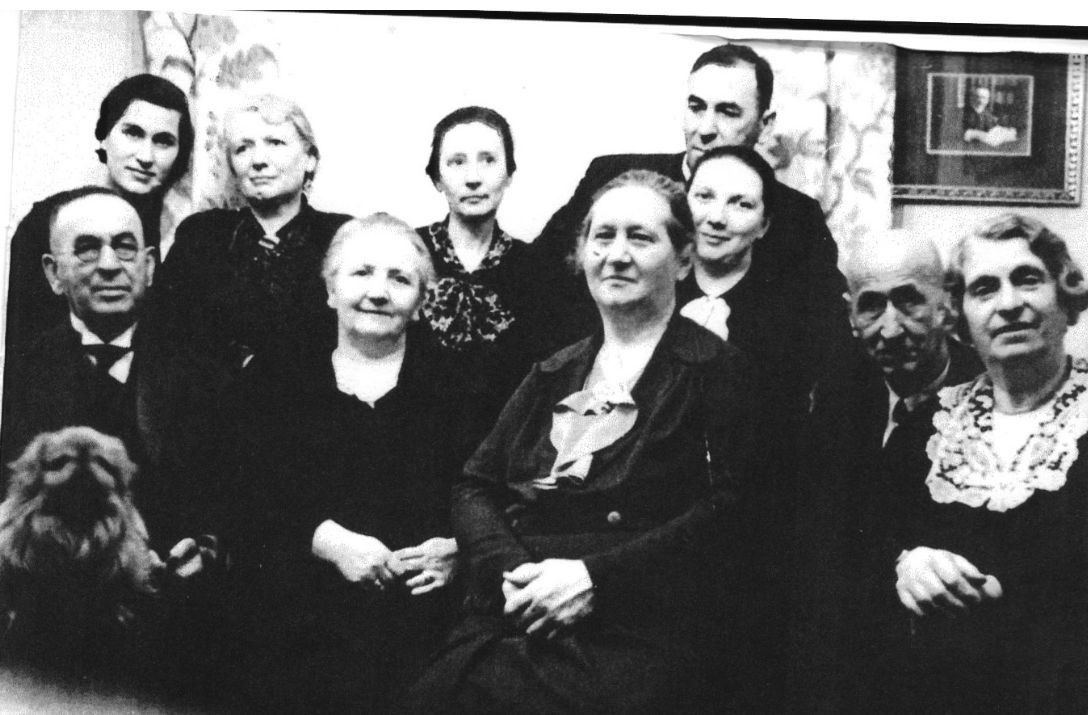Foto der Familie Hirsch (1937). Rechts im Bild Paul und Lucie Hirsch, hinten links Eva Nathalie Hirsch.