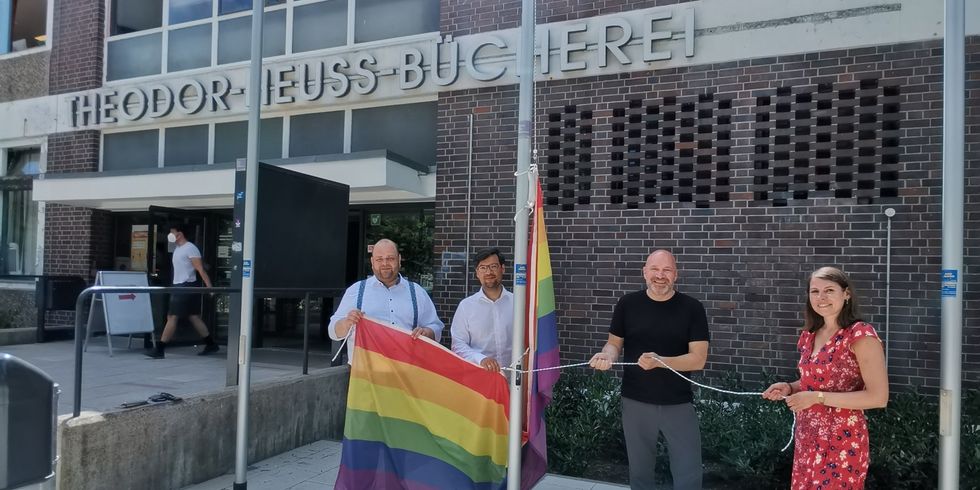 Pride-Flagge vor der Mittelpunktbibliothek in Schöneberg gehisst