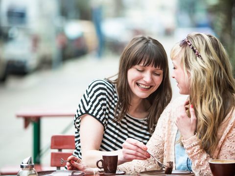 zwei junge Frauen in einem Café