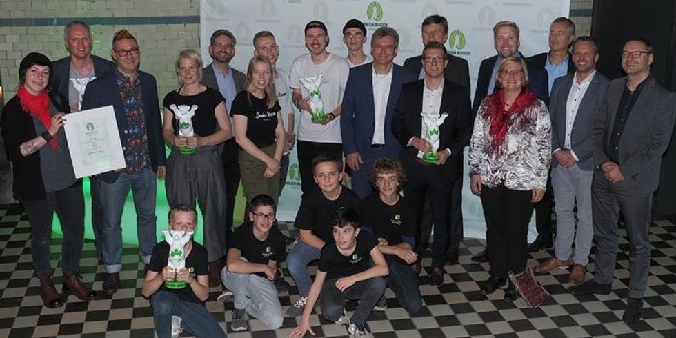 Bezirksbürgermeisterin Angelika Schöttler und die Preisträger_innen des 9. GreenBuddy Awards