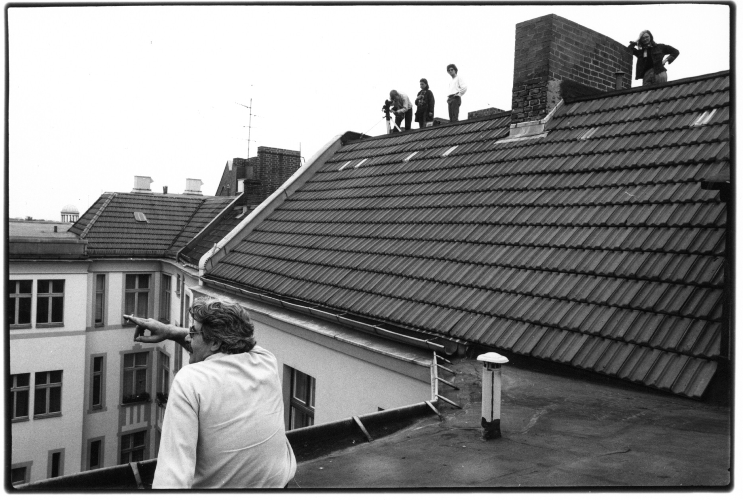 Hardt-Waltherr Hämer auf einem Hausdach im Klausenerplatz-Kiez