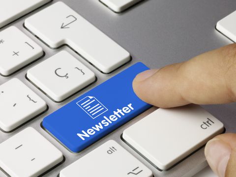 Zeigefinger berührt Newslettersymbol auf Computertastatur