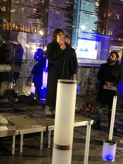 14. Dezember 2023: Bezirksbürgermeisterin Maren Schellenberg spricht beim Chanukka-Lichterzünden ein Grußwort