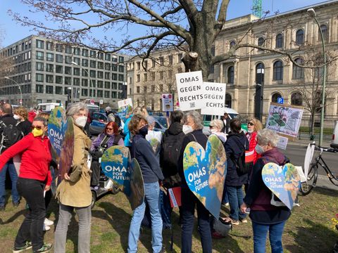Die "Omas for Future" nehmen regelmäßig an Klimaschutz-Demonstrationen teil, wie hier im Berliner Regierungsviertel