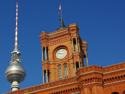 Turm des Berliner Rathaus mit Fernsehturm im Hintergrund