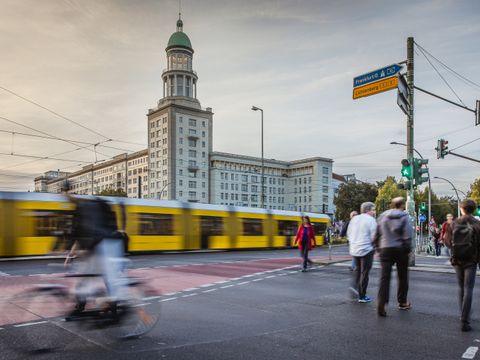 Bild von der Kreuzung am Frankfurter Tor mit Zufußgehenden, Radfahrenden, einer Tram und Autoverkehr