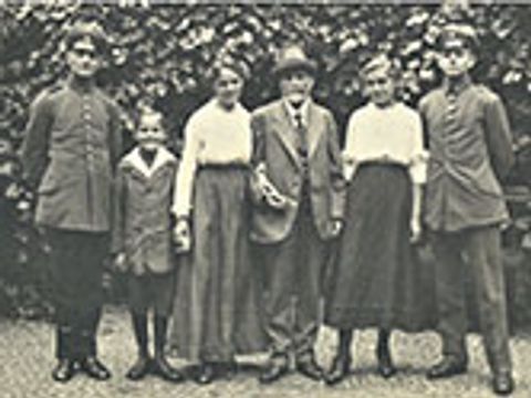 Bildvergrößerung: Die Familie Pretzel im Schulhof der Gemeindedoppelschule in der Prenzlauer Allee, um 1917