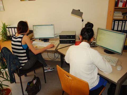 Bildvergrößerung: Teilnehmerinnen bei der Arbeit am Computer