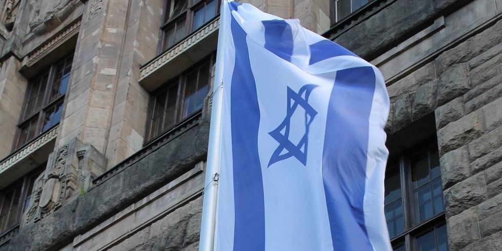 Gehisste Israelflagge vor Rathaus Charlottenburg