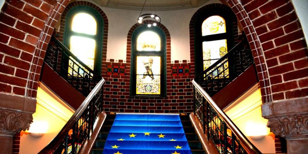 EU Fahne im Treppenhaus des Rathauses Köpenick