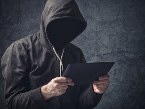 Anonyme unkenntlicher Mann mit digitalen Tablett Computer
