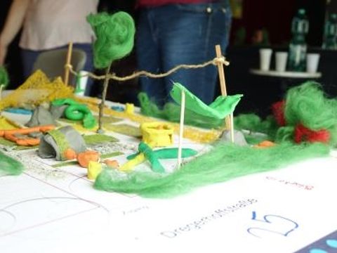 Spielplatzmodell von Kindern mit Knete und weiteren Materialien gestaltet 