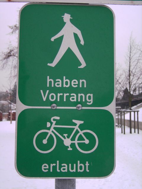 Fussgaenger haben Vorrang_Radfahren erlaubt