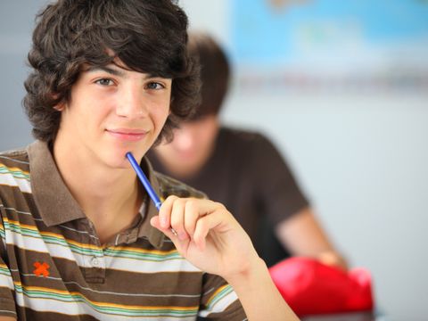 Teenager Junge mit Stift in der Hand