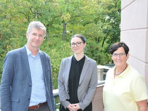 Ein Jahr kostenlose Mieterberatung im Bezirk Marzahn-Hellersdorf - Bezirksbürgermeisterin Dagmar Pohle, Sebastian Bartels und Sheena Bartscherer