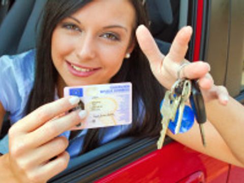 Frau mit neuem Auto und Führerschein