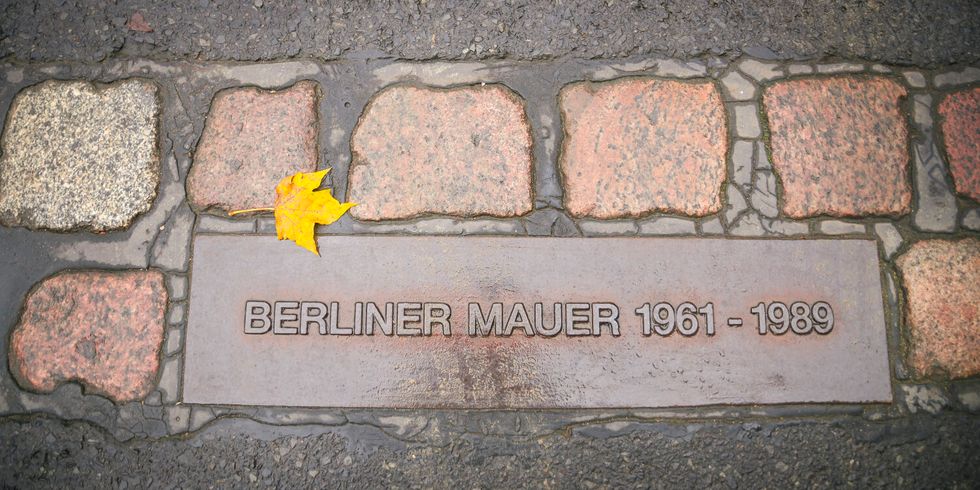 Tafel auf dem Weg mit der Schrift Berliner Mauer 1961-1989