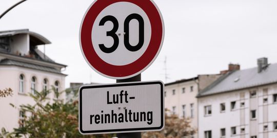 Verkehrszeichen Tempo 30 für Luftreinhaltung in Berlin