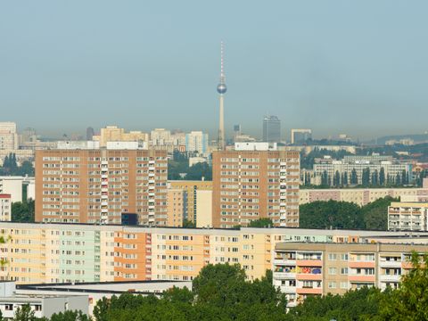 Blick auf den Fernsehturm, im Vordergrund Hochhäuser