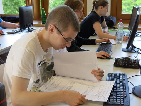 Schüler sitzen am Computer in der Fachoberschule