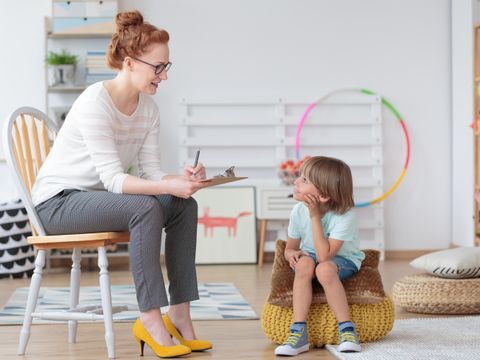 Psychologin spricht mit kleinem Jungen