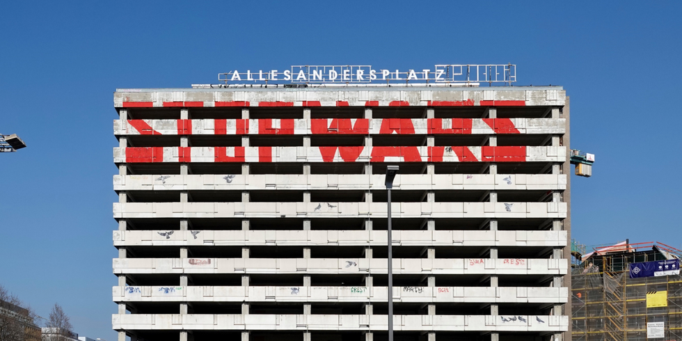 Haus der Statistik am Alexanderplatz in Berlin mit Graffiti "STOP WARS"