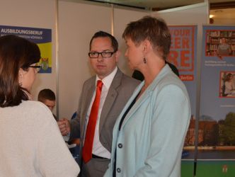 Bildvergrößerung: Bezirksbürgermeister Igel und Senatorin Breitenbach im Gespräch mit der Ausbildungsleiterin des Bezirksamtes Treptow-Köpenick