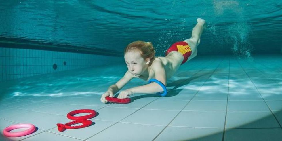 Ein Kind lernt schwimmen - die Schwimmausbildung gehört zu den Kernaufgaben der DLRG