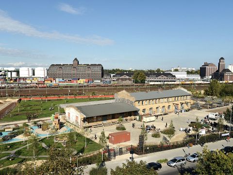 Blick über den neuen Moabiter Stadtgarten zum Westhafen 