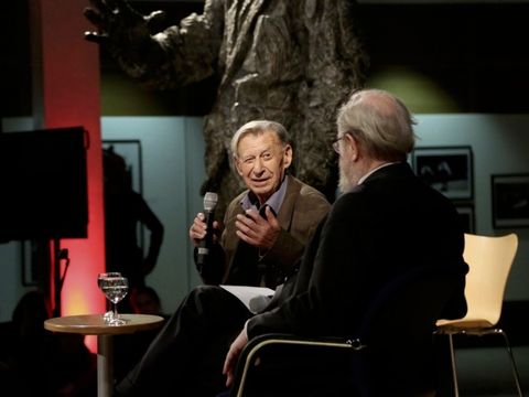 Zwi Steinitz, Auschwitz Überlebender, am 27. Januar 2015 in Berlin im Gespräch mit Bundestagspräsident a.D. Wolfgang Thierse