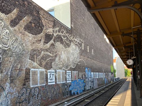 Bildvergrößerung: S-Bahnhof Savignyplatz mit Wandbild "Weltbaum" von Ben Wagin und anderen