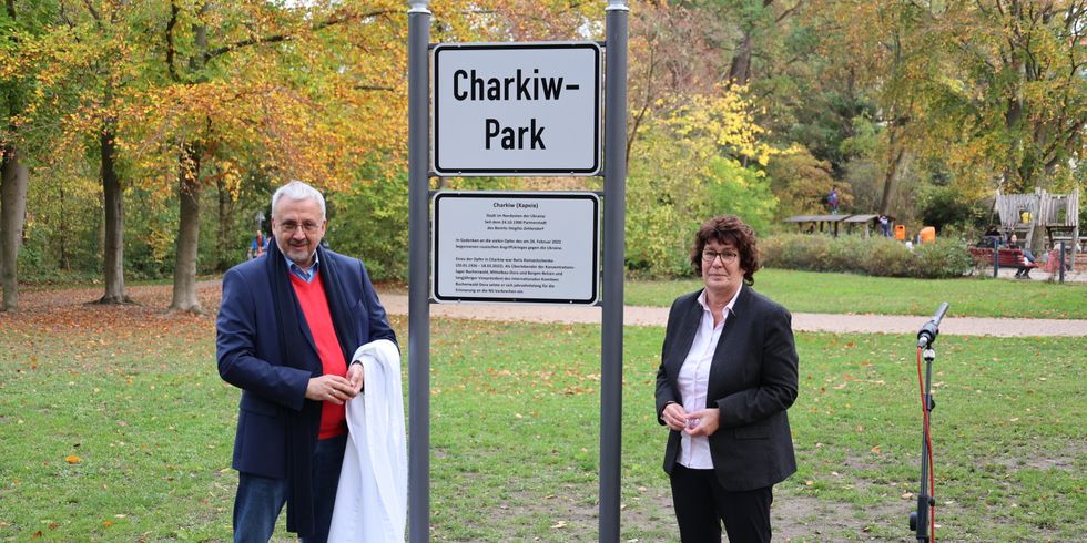 BVV-Vorsteher René Rögner-Francke und Bezirksbürgermeisterin Maren Schellenberg bei der Enthüllung des Schildes für die Benennung des Charkiw-Parks in Steglitz (24.10.2022) - 02
